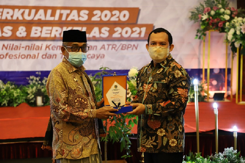 Pemkab Aceh Besar Terima Penghargaan BPN Aceh