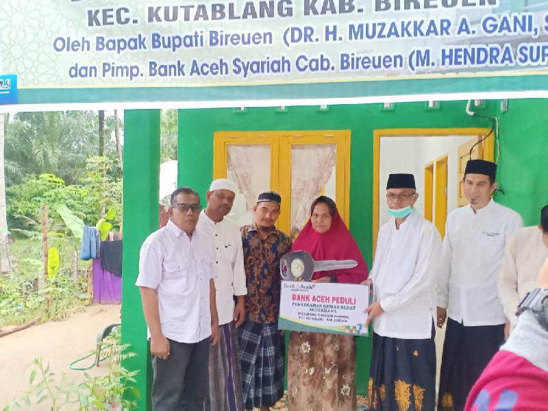 Bupati Bireuen Serahkan Rumah Bantuan CSR Bank Aceh Syariah