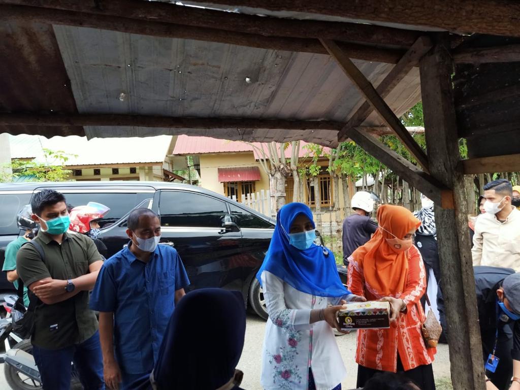Pemerintah Aceh Berikan Nasi dan Santunan untuk Masyarakat Pesisir