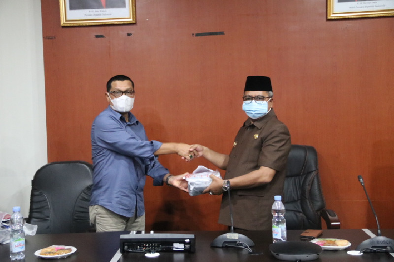Kadis ESDM Serahkan Masker Program GEMAS kepada Bupati Aceh Barat