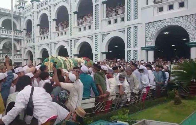 Habib Hasan Assegaf Meninggal Dunia, Ribuan Pelayat Antarkan ke Pemakaman