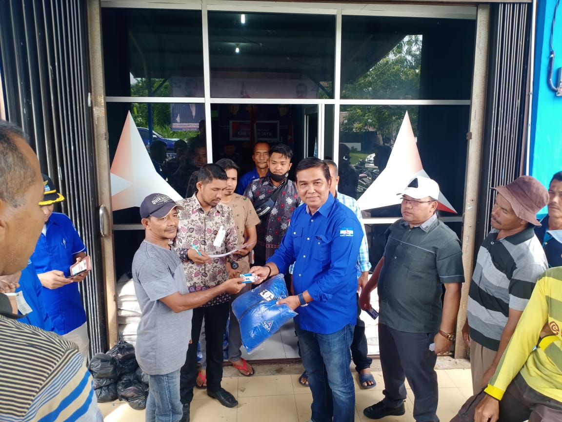 Peduli UMKM, Sekjend Demokrat Bantu Abang Becak Aceh Jaya