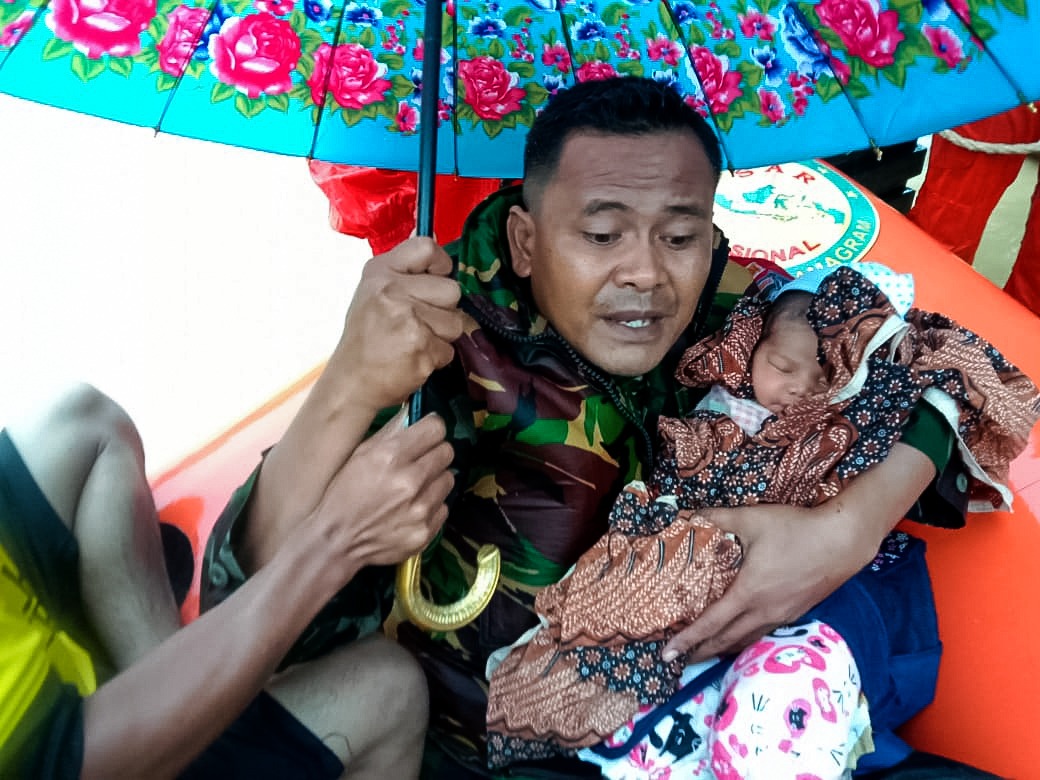 TNI Selamatkan Bayi yang Terjebak Banjir di Aceh Timur