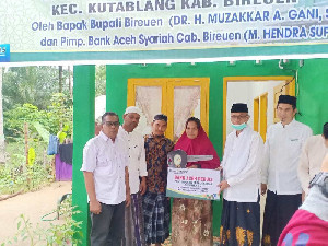 Bupati Bireuen Serahkan Rumah Bantuan CSR Bank Aceh Syariah