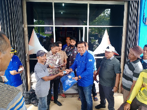 Peduli UMKM, Sekjend Demokrat Bantu Abang Becak Aceh Jaya