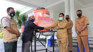 Aminullah Serahkan Bantuan Paket Pencegahan Covid-19 untuk Dayah