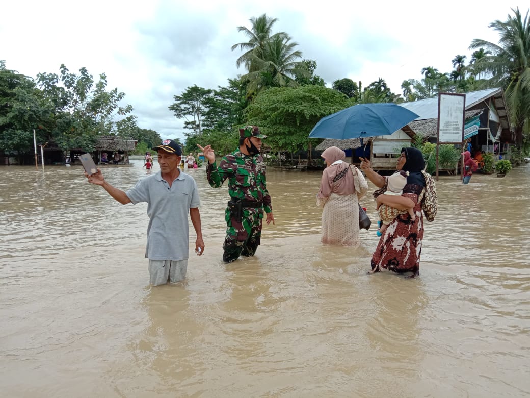 Banjir di Aceh Utara, Dandim 0103 Terjun Kelokasi Beserta Babinsa Evakuasi Warga Terjebak Banjir