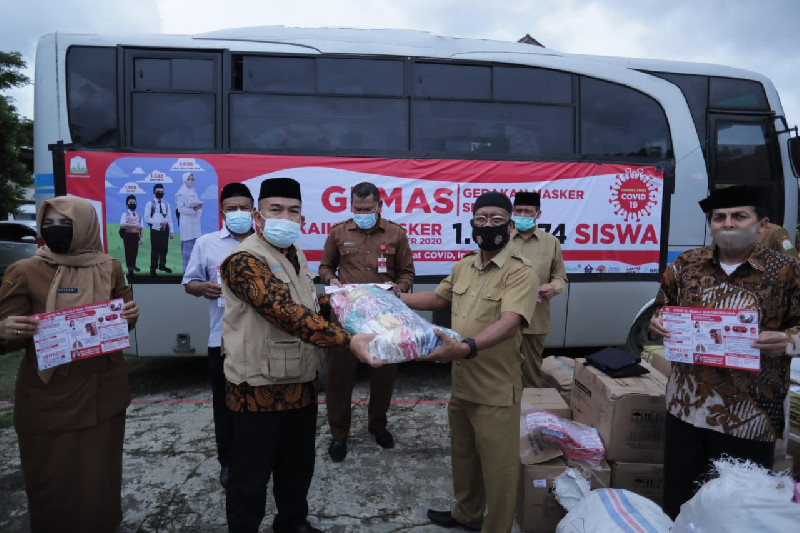 GEMAS, Kadisdik Aceh Serahkan Masker ke Aceh Timur