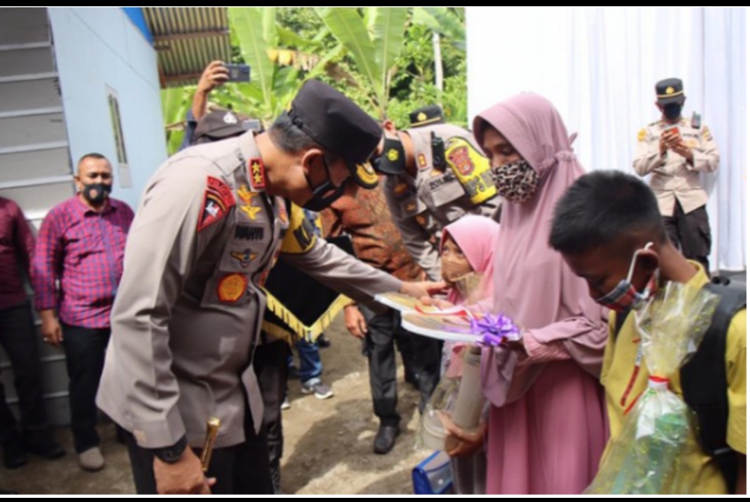 Kapolda Aceh Berkunjung dan Serahkan Rumah Dhuafa Kepada Janda 2 Anak di Pidie