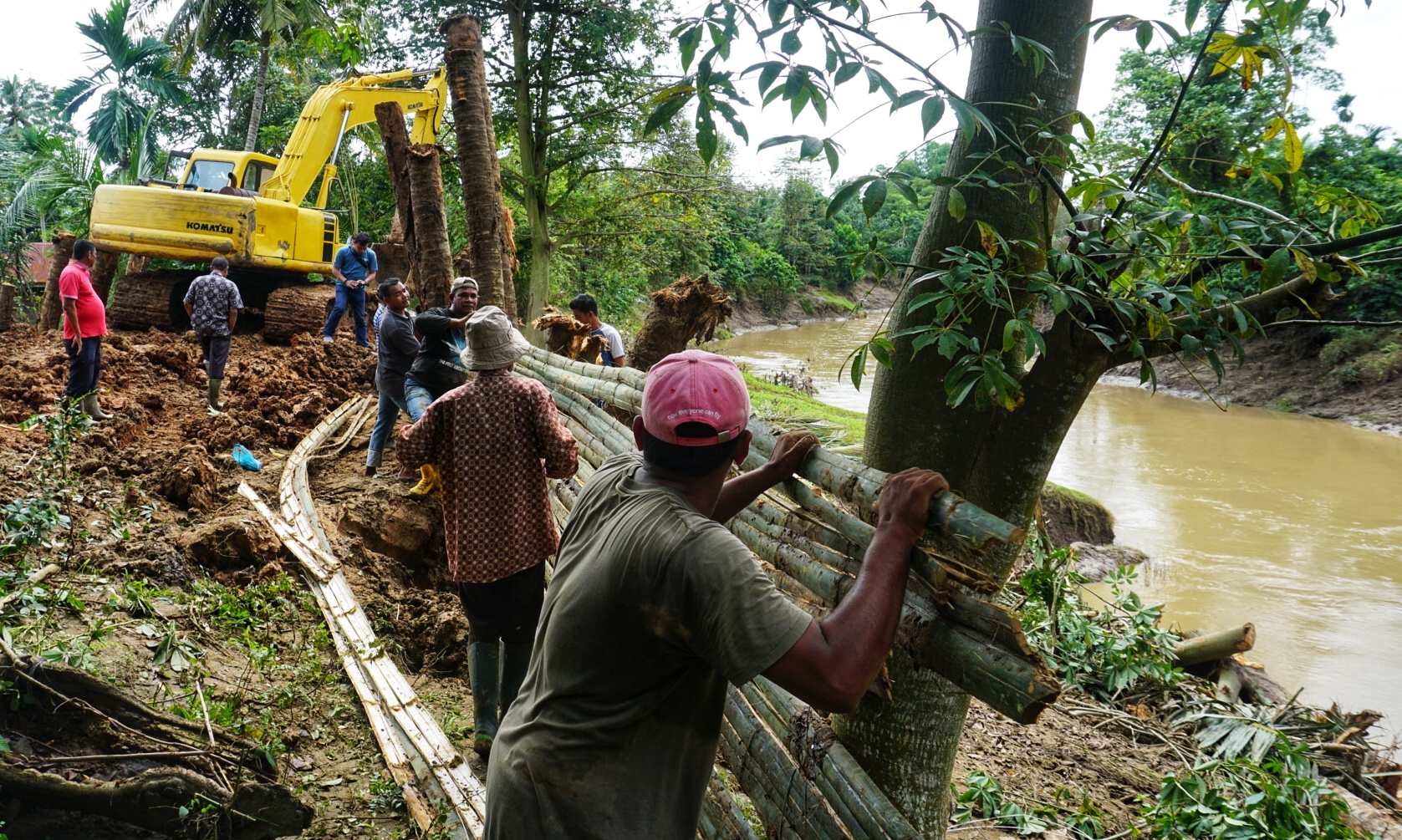 Tanggap Banjir Susulan, Warga Aceh Utara Perbaiki Tanggul Jebol Secara Mandiri