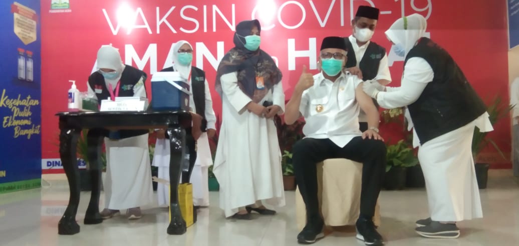 Gubernur Aceh Nova Iriansyah Jalani Vaksinasi Covid-19 Tahap Kedua