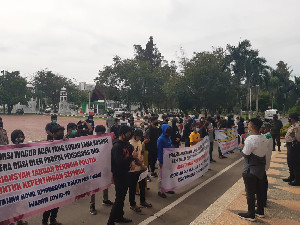 Masa Demo di Depan Kantor Gubernur Aceh, Singgung Kursi Kosong Wagub