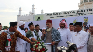 Begini Sosok Syekh Ali Jaber di Mata Ulama Kharismatik Aceh Waled Nu