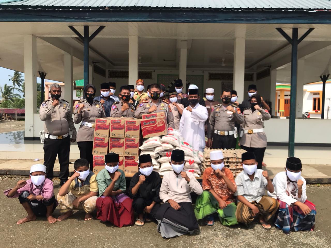 Giliran Dayah Mini yang Mendapatkan Bantuan Sembako Dirlantas Polda Aceh