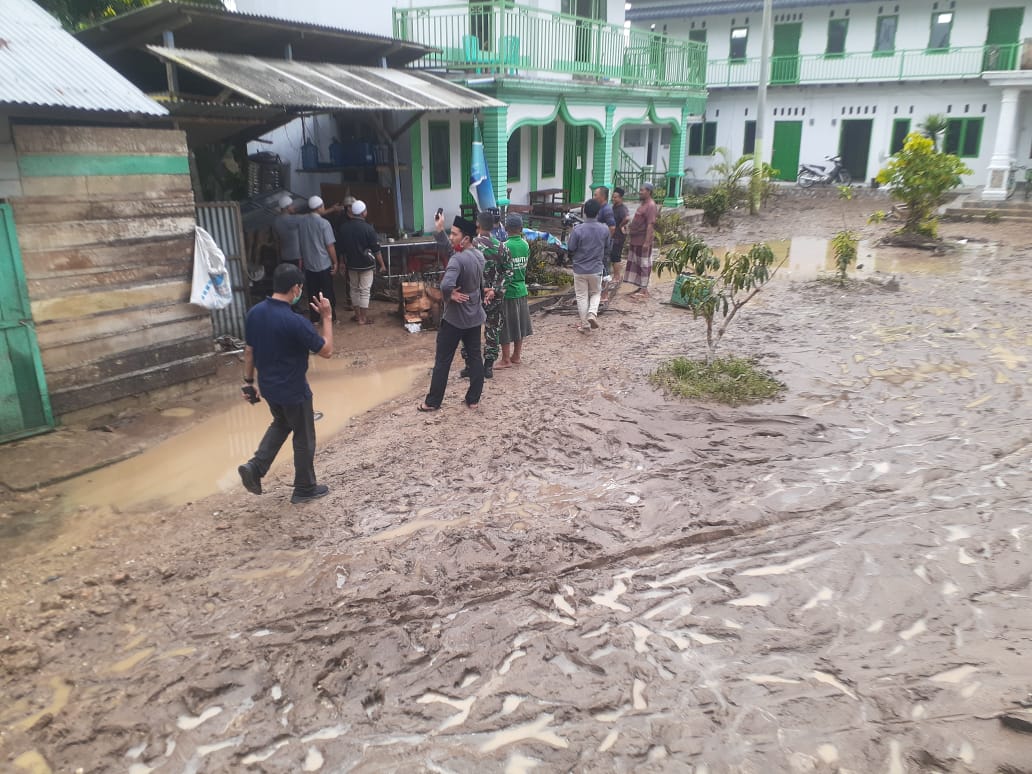 Pasca Banjir, TNI dan Polri Bersihkan Rumah Warga dan Beri Bantuan Sembako