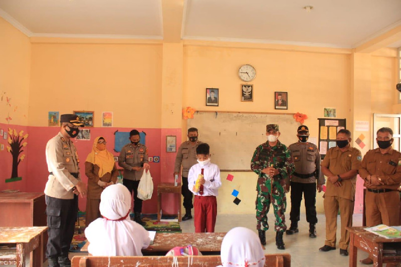 Di Awal Masuk Sekolah, Dandim dan Kapolres Aceh Selatan Sambangi Sekolah Himbau Protkes