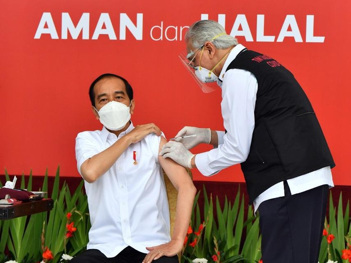 Usai Divaksin Jokowi Berterima Kasih ke Buruh Hingga Pedagang