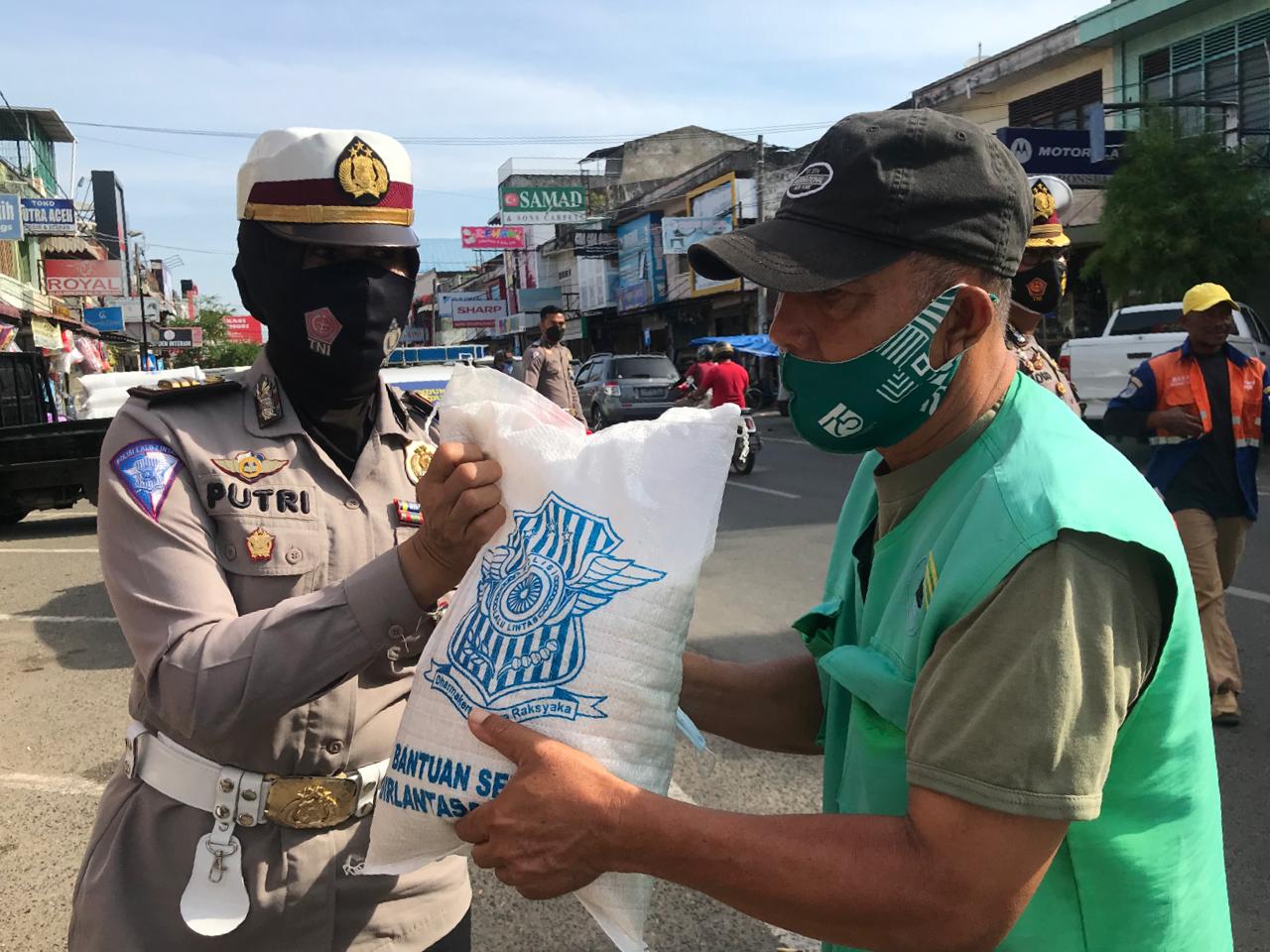 Giliran Petugas  Parkir di Banda Aceh Mendapat Sembako Dari Dirlantas Polda Aceh