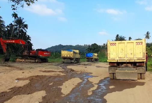 Galian C Ilegal, Polisi Amankan 1 Ekskavator Beserta 3 Dump Truck di Suak