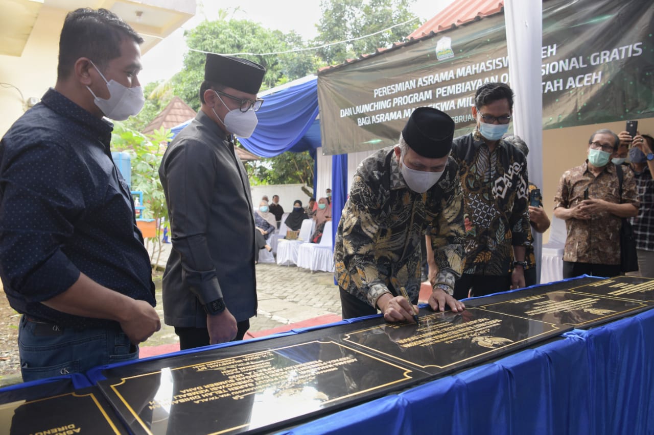 Gubernur Nova Resmikan Penggunaan Tujuh Asrama Mahasiswa Aceh di Pulau Jawa dan Sumatera