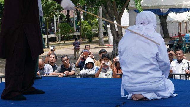 Tertangkap Minum Alkohol, 3 Warga Non Muslim Dicambuk 40 Kali di Banda Aceh