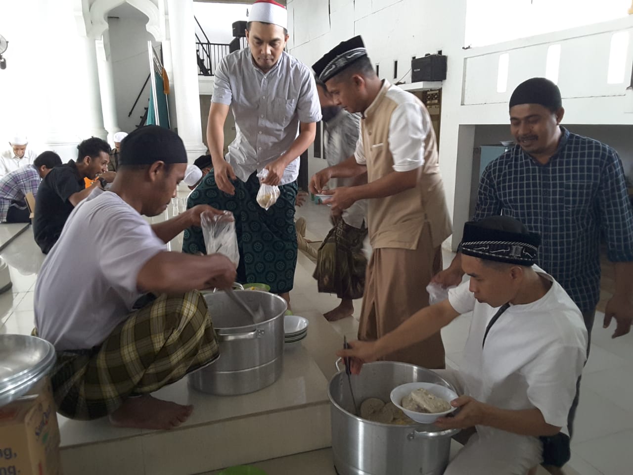 Bulan Rajab, Kue Apam Jadi Hidangan di Mesjid Aceh Darussalam Cikupa