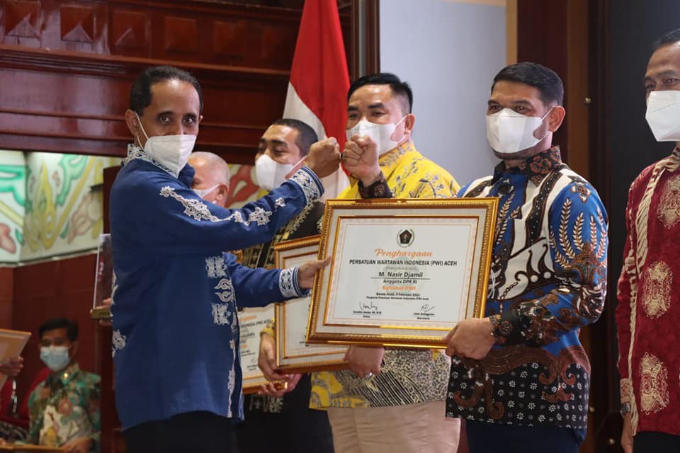 Terima Penghargaan PWI Aceh, Nasir Djamil Harap Pers Aceh Semakin Kokoh