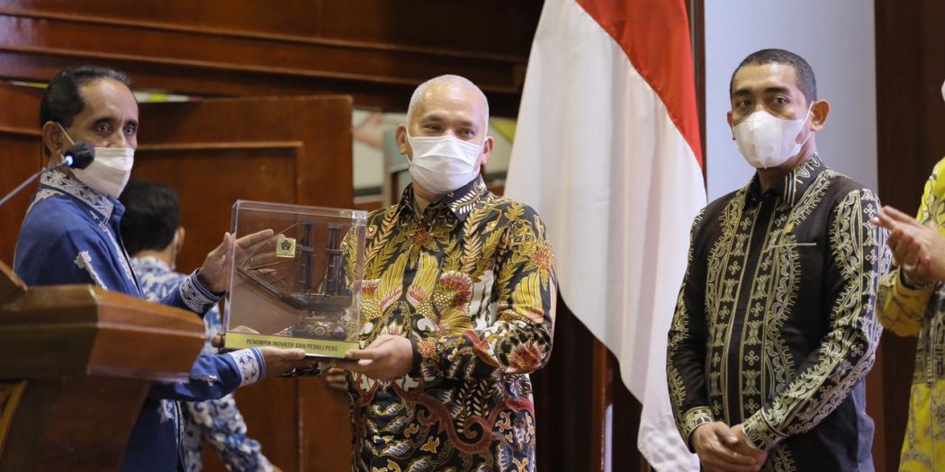 Peringatan HPN Tahun 2021, PWI Aceh Anugerahkan Nova Iriansyah Sebagai Pemimpin Inovatif dan Peduli Pers