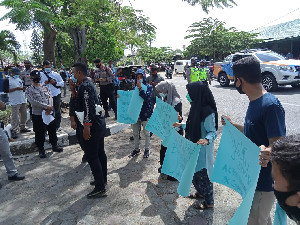 Massa Gelar Aksi ke Dishub Aceh, Minta Kejelasan Anggaran Pengadaan KMP Aceh Hebat