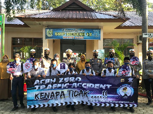 Ditlantas Polda Aceh Bagi Masker Untuk SMPN 12 Banda Aceh