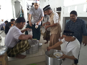 Bulan Rajab, Kue Apam Jadi Hidangan di Mesjid Aceh Darussalam Cikupa