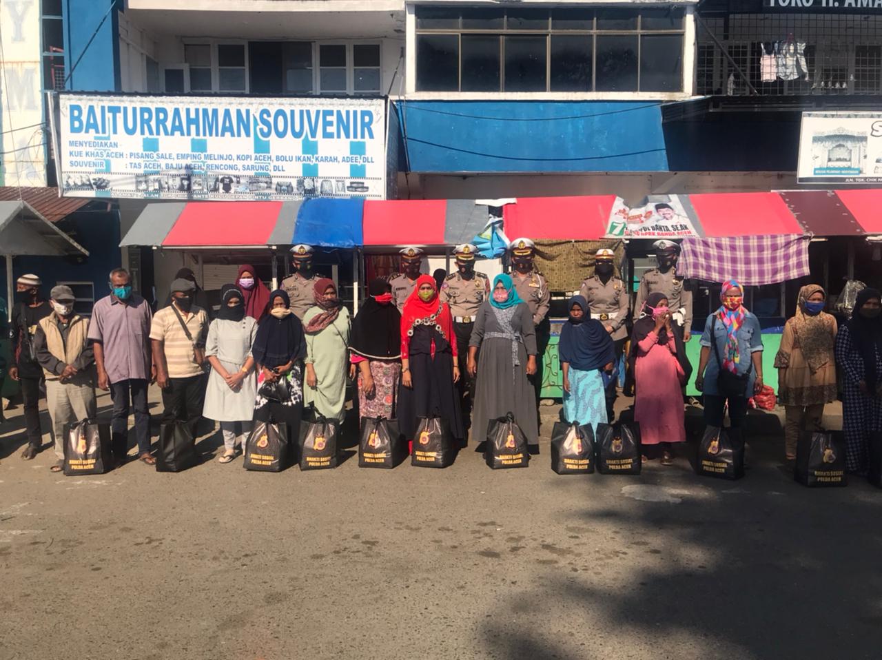Ditlantas Polda Aceh Bagi Sembako Untuk Penjual Sirih