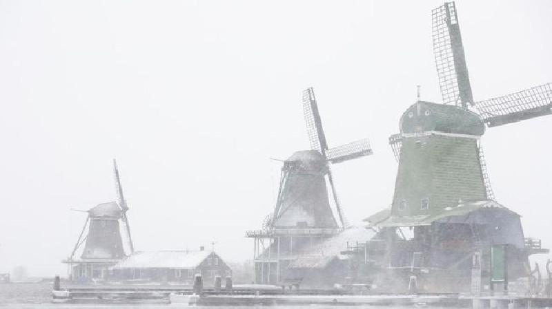Transportasi Umum Terganggu, Belanda Diselimuti Salju 30 cm