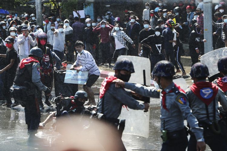 Menetang Perintah Tembaki Warga Sipil, Puluhan Polisi Myanmar Lari ke India
