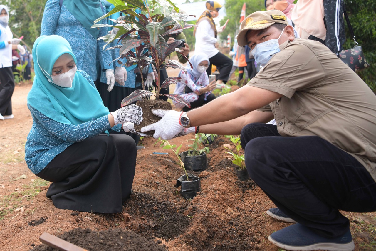 Dyah Erti Hijaukan Lingkungan Kantor UPTD BPSR di Blang Bintang