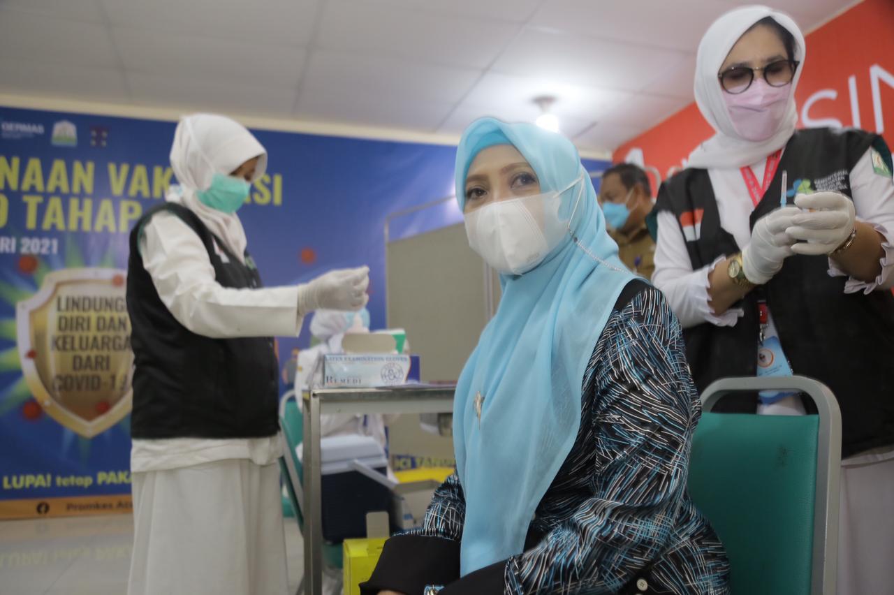 Ketua TP PKK Aceh Terima Vaksinasi Dosis Pertama