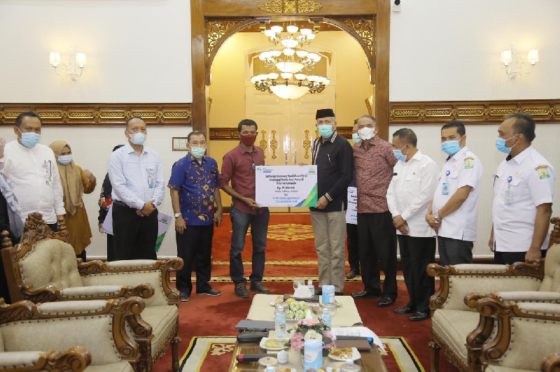 Gubernur Aceh Serahkan Santunan Jaminan Kematian Kepada Ahli Waris Nelayan yang Meninggal Dunia