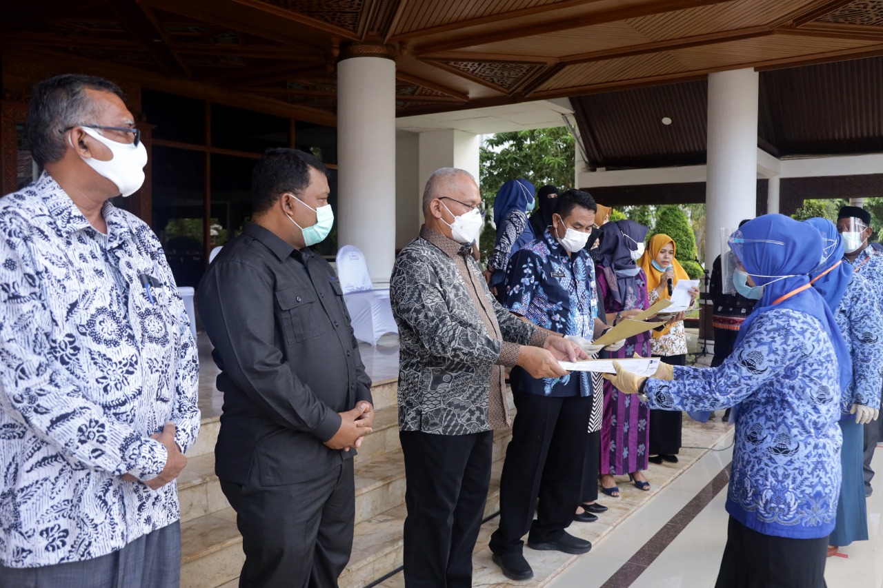 Sekda Aceh Serahkan 1.164 SK Kenaikan Pangkat dan Pensiun ASN