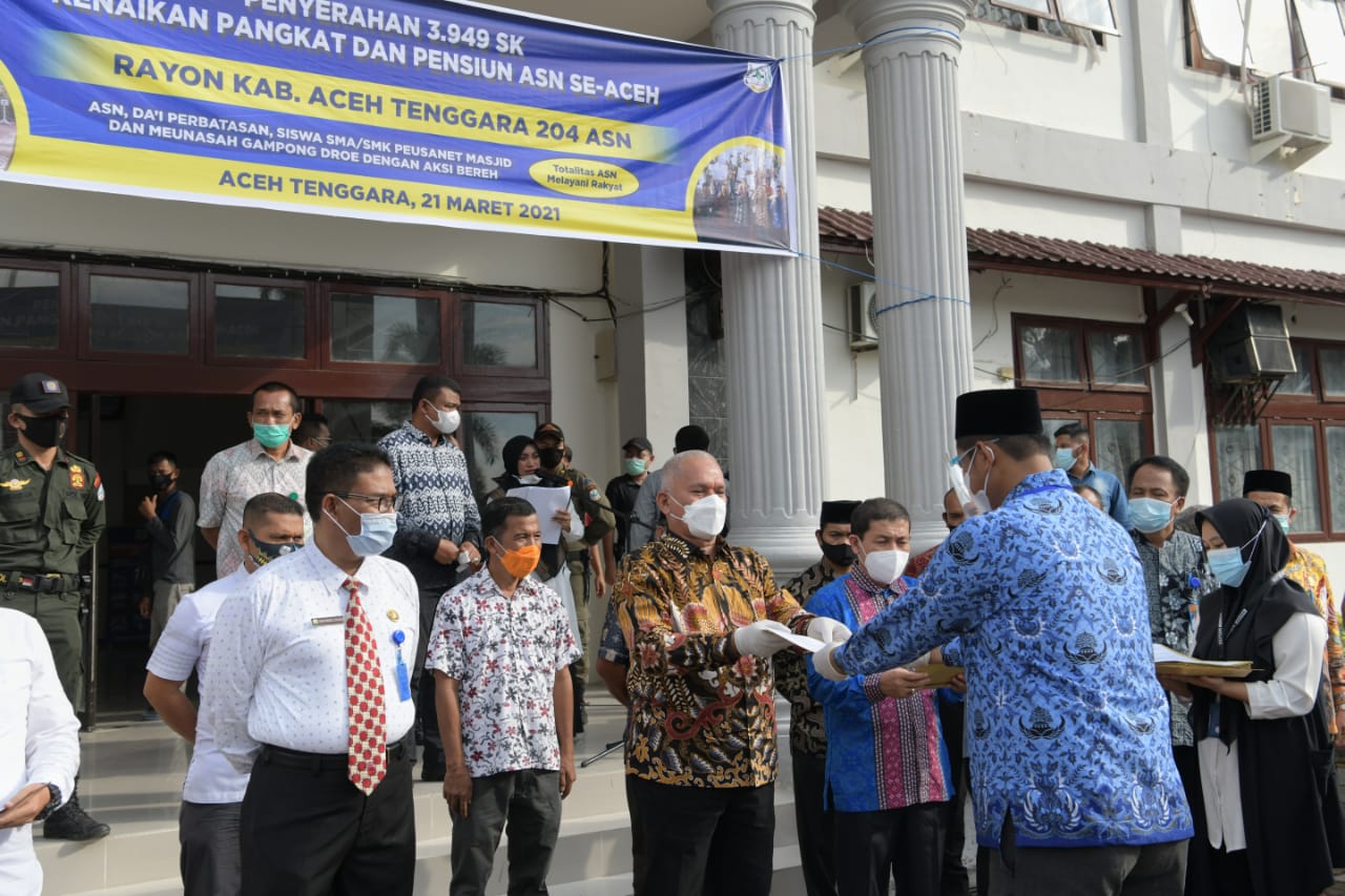 Di Gayo Lues dan Aceh Tenggara, Sekda Bagikan 282 SK Kenaikan Pangkat