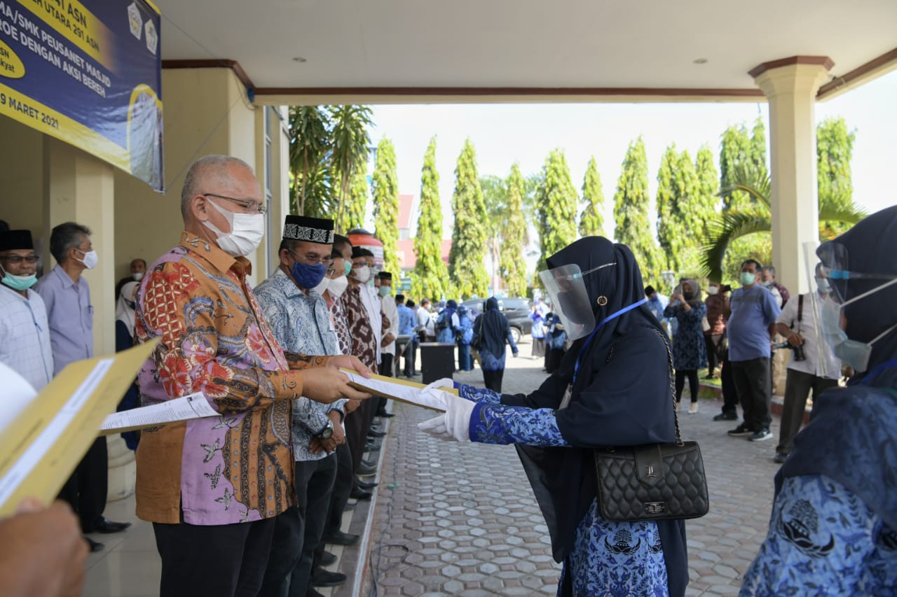 Didampingi Wali Kota, Sekda Aceh Bagikan 441 SK Kenaikan Pangkat di Lhokseumawe