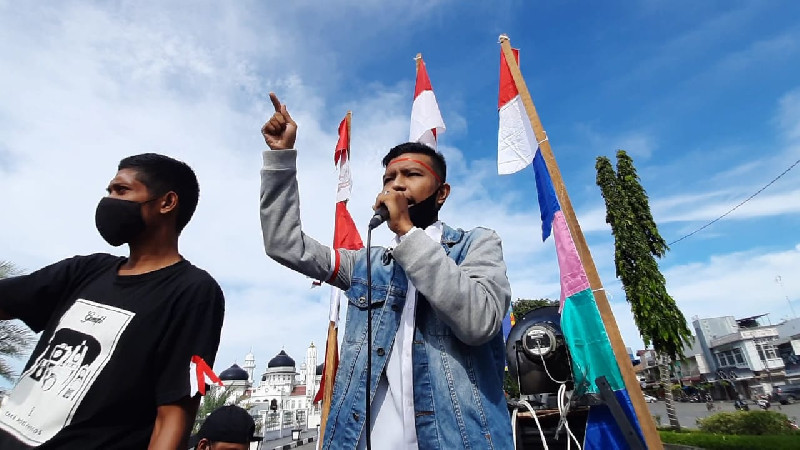Aliansi Pemuda Peduli Aceh Demo Pendopo Gubernur Aceh
