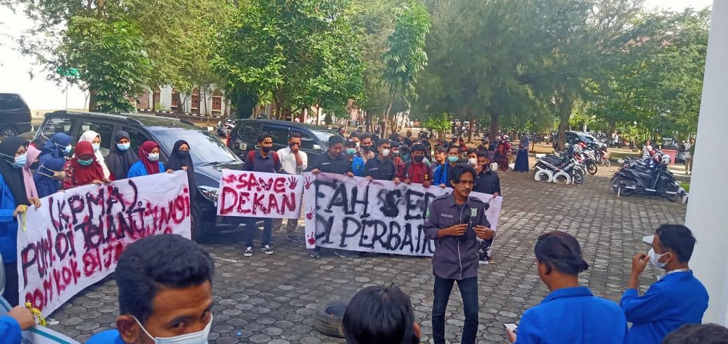 Sejumlah Mahasiswa Demo Dekan FAH UIN Ar-Raniry, Minta Cabut Kebijakan