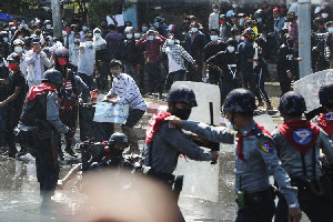 Menetang Perintah Tembaki Warga Sipil, Puluhan Polisi Myanmar Lari ke India