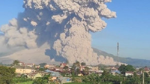Sinabung Erupsi Lagi, Semburan Awan Panas Hingga 1.000 Meter