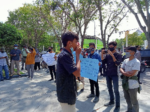 Demo Depan Kantor Walkot Banda Aceh, Massa Minta Batalkan Proyek IPAL