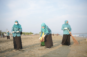 Dyah Erti Bersama Pengurus PKK Aceh ‘Sterilkan’ Pesisir Syiah Kuala