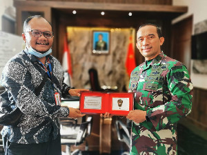 Kadispenad Brigjen TNI Nefra Firdaus Beri Cinderamata untuk Media Dialeksis.com