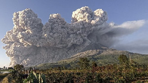 Letusan Gunung Sinabung, Sebar Abu Vulkanis Hingga ke Aceh