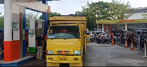 BBM Langka, Ratusan Warga Langsa Harus Rela Mengantri