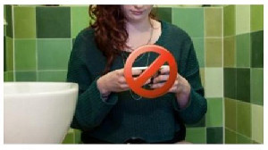 Bahaya Main HP di Toilet, Ini Alasannya